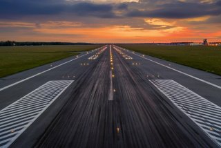 Vliesová fototapeta MS-5-2865 Runway - 375 x 250 cm